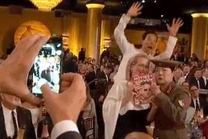 Benedict Cumberbatch photobombt Meryl Streep