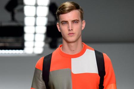 Christopher Raeburn schickte seine Models im Juni 2014 in sattem Orange auf den Catwalk in London
