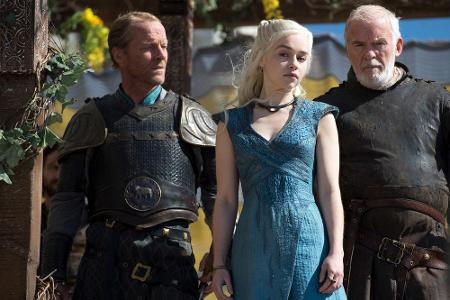 Jorah Mormont (Iain Glen, l.), Daenerys Targaryen (Emilia Clarke) und Barristan Selmy (Ian McElhinney)