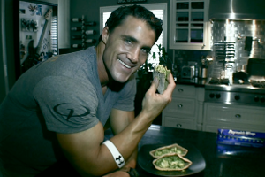 Greg Plitt wollte wohl schneller als der Zug sein