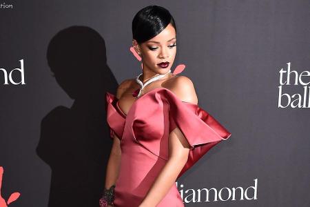 Auf roten Teppichen zieht Rihanna stets die Blicke auf sich - bald auch mit einer selbst entworfenen Tasche Auf roten Teppichen zieht Rihanna stets die Blicke auf sich - bald auch mit einer selbst entworfenen Tasche