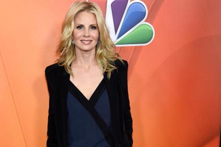 Monica Potter kombiniert zwei Trends: Overall und die Farbe Navy-Blau Monica Potter kombiniert zwei Trends: Overall und die Farbe Navy-Blau