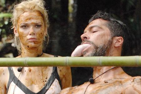 Das fängt ja gut an im Dschungelcamp: Sara Kulka (24) und Aurelio Savina (36) müssen für zwei weitere Sterne zehn Mal mit je... Das fängt ja gut an im Dschungelcamp: Sara Kulka (24) und Aurelio Savina (36) müssen für zwei weitere Sterne zehn Mal mit je...