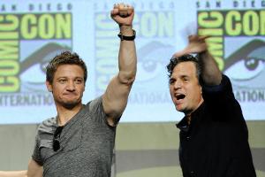 Mark Ruffalo (r.) und Jeremy Renner gemeinsam auf einem Comic-Con-Panel