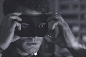 Einen ersten Vorgeschmack auf "Fifty Shades Darker" gibt es schon auf Facebook: Christian Grey alias Jamie Dornan