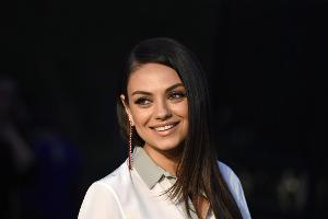 Mila Kunis macht sich über Hühnerdiebstahl-Vorwurf lustig