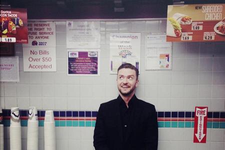 Justin Timberlake, nachdem er Taco Bell gestürmt hat Justin Timberlake, nachdem er Taco Bell gestürmt hat