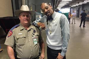 Polizist bekommt Ärger wegen Foto mit Snoop Dogg