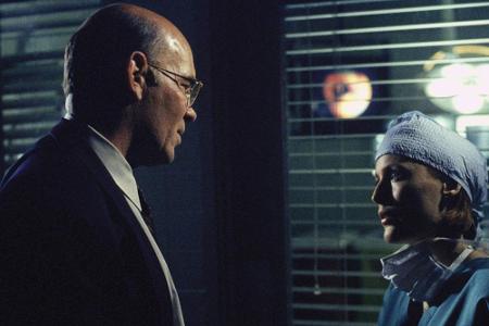 FBI Assistant Director Walter S. Skinner im Gespräch mit Dana Scully. FBI Assistant Director Walter S. Skinner im Gespräch mit Dana Scully.