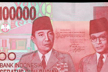 Wer in Indonesien flüssig sein will, schleppt ganze Bündel von Scheinen mit sich