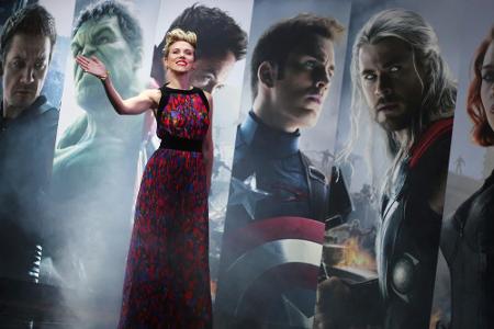Black Widow und ihre Jungs: Scarlett Johansson posiert vor den Black Widow und ihre Jungs: Scarlett Johansson posiert vor den
