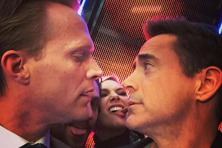 Verliebte Jungs: Paul Bettany und Robert Downey Jr. schmachten sich an