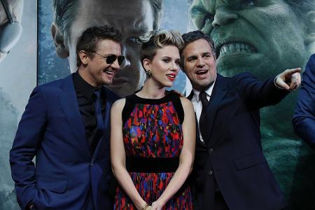 Jeremy Renner und Mark Ruffalo suchen die Nähe von Scarlett Johansson