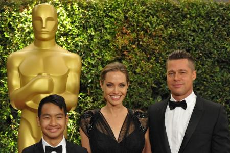 Goldige Familie: Brangelina mit Adoptivsohn Maddox - einem von bislang sechs gemeinsamen Kindern Goldige Familie: Brangelina mit Adoptivsohn Maddox - einem von bislang sechs gemeinsamen Kindern