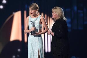 ACM Awards: Bewegende Rede von Taylor Swifts Mutter