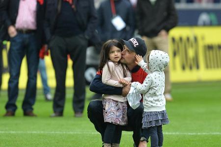Die Familie ist dabei: Thomas Tuchel zum Saisonende 2014/15 mit den Töchtern Emma und Kim Die Familie ist dabei: Thomas Tuchel zum Saisonende 2014/15 mit den Töchtern Emma und Kim