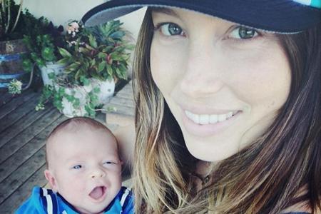Stolz hat Justin Timberlake ein erstes Foto von Sohnemann Silas und Ehefrau Jessica Biel gepostet Stolz hat Justin Timberlake ein erstes Foto von Sohnemann Silas und Ehefrau Jessica Biel gepostet