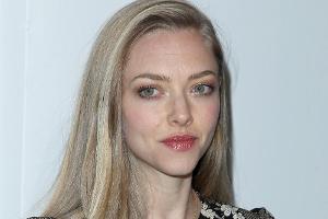 Amanda Seyfried spielt Stewardess