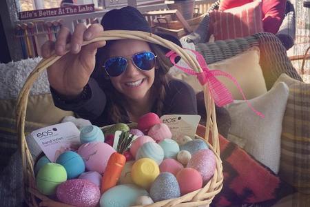 Nina Dobrev freut sich über Hilary Duffs Ostergeschenk Nina Dobrev freut sich über Hilary Duffs Ostergeschenk