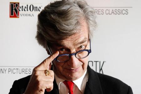 Wim Wenders hebt den mahnenden Zeigefinger Wim Wenders hebt den mahnenden Zeigefinger