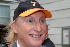 Otto Waalkes mit Youtube-Stars auf der Leinwand
