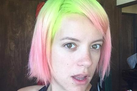 Etwas ernst schaut sie schon drein: Lily Allen mit ihren grün-rosa Haaren Etwas ernst schaut sie schon drein: Lily Allen mit ihren grün-rosa Haaren