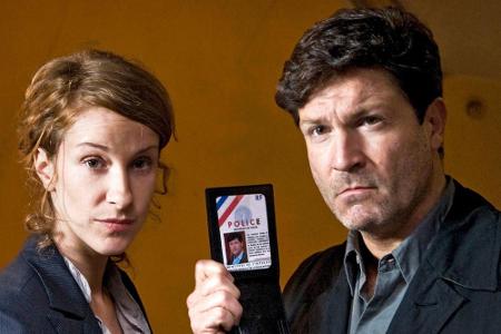 Kommissar LaBréa (Francis Fulton-Smith) und seine Kollegin Claudine (Chiara Schoras) suchen den Blutfußmörder Kommissar LaBréa (Francis Fulton-Smith) und seine Kollegin Claudine (Chiara Schoras) suchen den Blutfußmörder