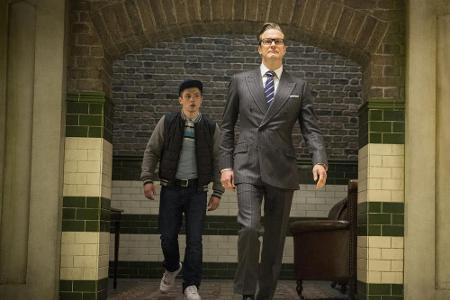 Harry Hart (Colin Firth, r.) führt Gary Harry Hart (Colin Firth, r.) führt Gary