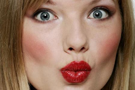 Ein roter Kussmund liegt im Trend: Doch wie bleibt die Farbe lange auf den Lippen?