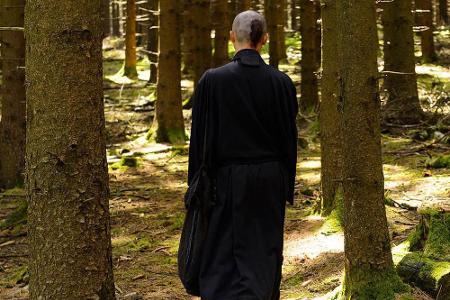 In traditionelle Gewänder gehüllt und mit einer blutenden Wunde am Kopf taucht der junge japanische Mönch Taro in der Nähe v... In traditionelle Gewänder gehüllt und mit einer blutenden Wunde am Kopf taucht der junge japanische Mönch Taro in der Nähe v...