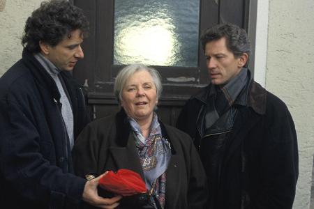 Kriminalhauptkommissare Franz Leitmayr (Udo Wachtveitl) und Ivo Batic (Miroslav Nemec) mit Anna Bürgl (Ruth Drexel)