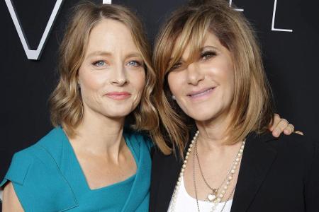 Einst auf Du und Du mit den Stars: Ex-Sony-Vize Amy Pascal (re.) Arm in Arm mit Hollywood-Star Jodie Foster Einst auf Du und Du mit den Stars: Ex-Sony-Vize Amy Pascal (re.) Arm in Arm mit Hollywood-Star Jodie Foster