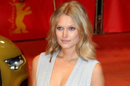 Model Toni Garrn im Faltenrock