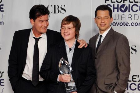 Schicke Trophäe: Charlie Sheen, Angus T. Jones und Jon Cryer (v.l.n.r.) präsentieren 2009 ihren People's Choice Award für di... Schicke Trophäe: Charlie Sheen, Angus T. Jones und Jon Cryer (v.l.n.r.) präsentieren 2009 ihren People's Choice Award für di...