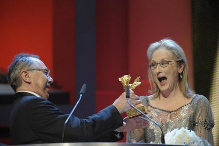 2012 überreichte Festival-Direktor Dieter Kosslick den Goldenen Ehrenbären an Schauspielerin Meryl Streep 2012 überreichte Festival-Direktor Dieter Kosslick den Goldenen Ehrenbären an Schauspielerin Meryl Streep