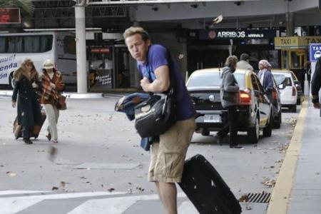 Pitschi (Maximilian Brückner) findet sein Leben langweilig und beschließt kurzerhand nach Buenos Aires abzuhauen. Dort angek... Pitschi (Maximilian Brückner) findet sein Leben langweilig und beschließt kurzerhand nach Buenos Aires abzuhauen. Dort angek...