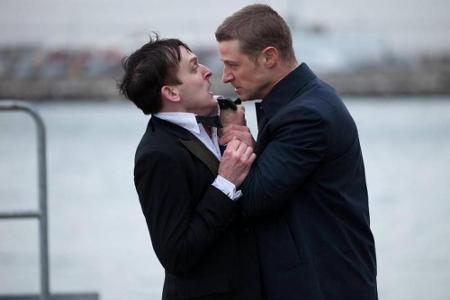 James Gordon (Ben McKenzie, r.) hat Bruce Wayne versprochen, den Mörder seiner Eltern zu fassen. Doch hat er in Oswald James Gordon (Ben McKenzie, r.) hat Bruce Wayne versprochen, den Mörder seiner Eltern zu fassen. Doch hat er in Oswald