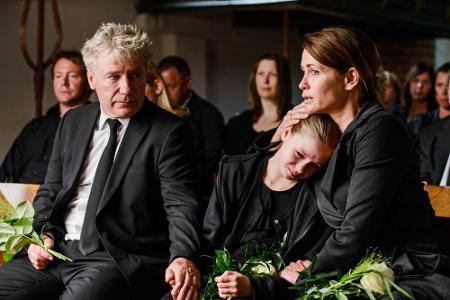 Hauke Broder (Jörg Schüttauf), Charlotte Broder (Lilly Barshy), Silke Broder (Anja Kling) trauern Hauke Broder (Jörg Schüttauf), Charlotte Broder (Lilly Barshy), Silke Broder (Anja Kling) trauern