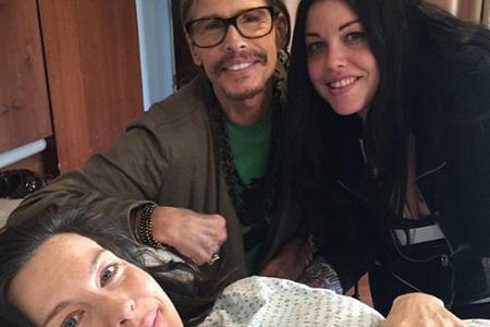 Steven und Mia Tyler (re.) am Bett von Liv Tyler Steven und Mia Tyler (re.) am Bett von Liv Tyler