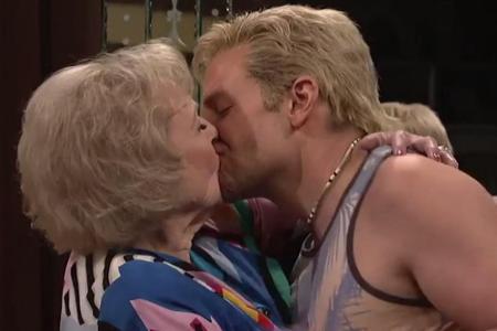 Betty White küsst Bradley Cooper