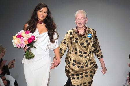 Designerin Vivienne Westwood und ihre Enkelin Cora Corré auf der Fashion Week in London im September 2014 Designerin Vivienne Westwood und ihre Enkelin Cora Corré auf der Fashion Week in London im September 2014