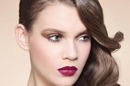 Der grafische Make-up-Look: Der Lidschatten wird nicht verblendet