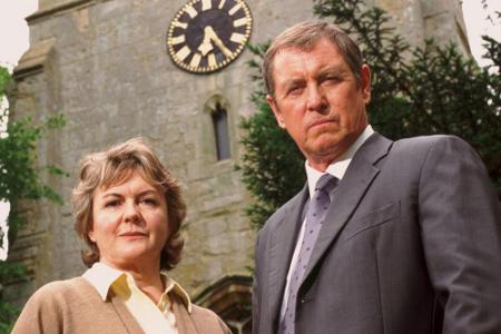 Inspector Barnaby (John Nettles) und Frances Le Bon (Gwen Taylor) machen auf dem Friedhof eine interessante Entdeckung. Inspector Barnaby (John Nettles) und Frances Le Bon (Gwen Taylor) machen auf dem Friedhof eine interessante Entdeckung.