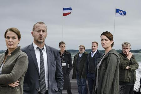Simon Kessler (Heino Ferch, 2.v.li.) und sein Team ermitteln im Mord an einem Mädchen Simon Kessler (Heino Ferch, 2.v.li.) und sein Team ermitteln im Mord an einem Mädchen