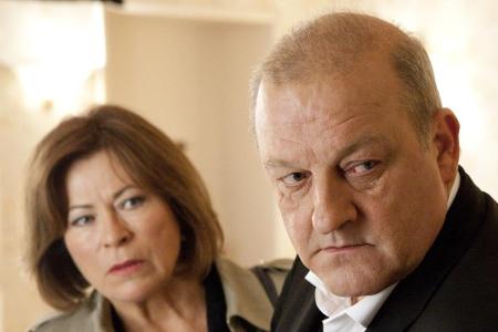 Kommissarin Springer (Rita Russek) ist dringend auf die Hilfe ihres speziellen Freundes Georg Wilsberg (Leonard Lansink) ang... Kommissarin Springer (Rita Russek) ist dringend auf die Hilfe ihres speziellen Freundes Georg Wilsberg (Leonard Lansink) ang...