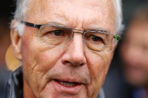Franz Beckenbauer stürzt beim Skifahren