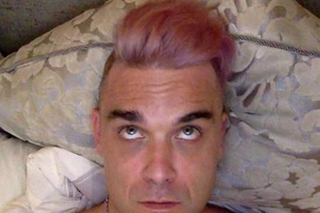 Da ist wohl etwas schiefgelaufen: Robbie Williams hat jetzt pinke Haare. Da ist wohl etwas schiefgelaufen: Robbie Williams hat jetzt pinke Haare.