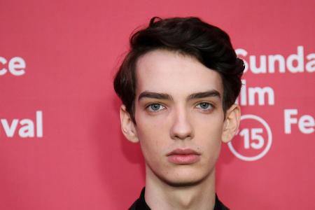 Kodi Smit-McPhee beerbt Alan Cumming als Nightcrawler in der Kodi Smit-McPhee beerbt Alan Cumming als Nightcrawler in der