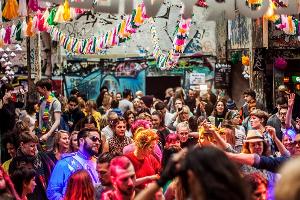 Berlins Frühaufsteher feiern bei "Morning Gloryville"