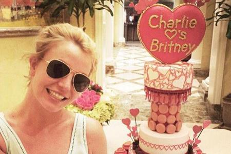 Stolz präsentiert Britney das Valentinstags-Geschenk ihres Liebsten Stolz präsentiert Britney das Valentinstags-Geschenk ihres Liebsten